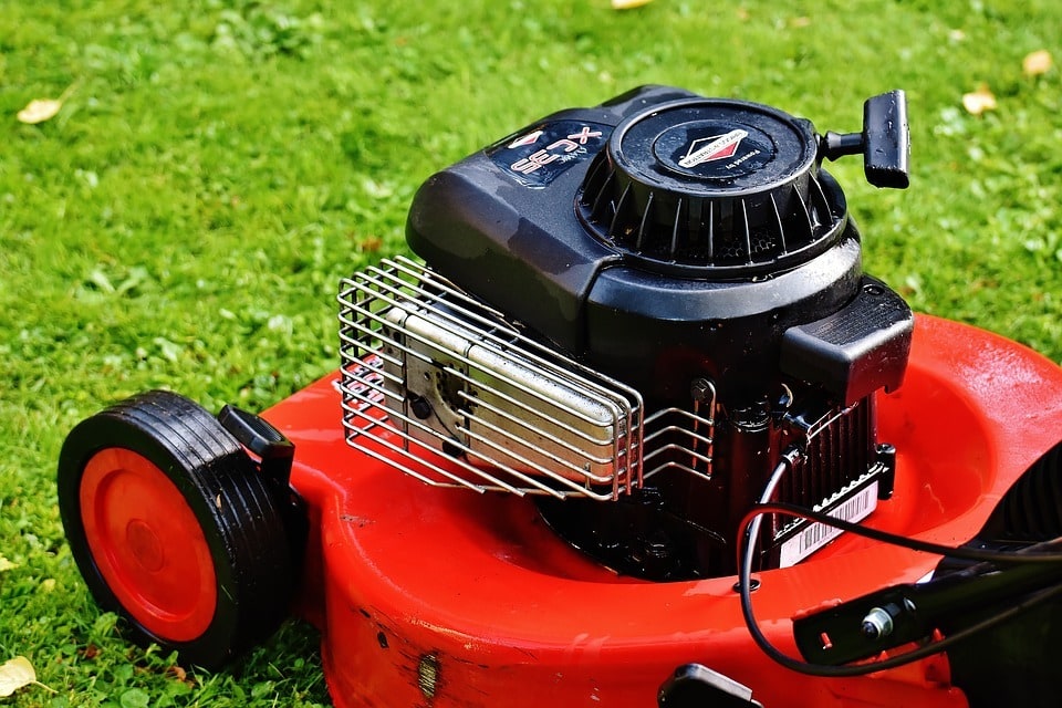 Choisir une tondeuse adaptée à son jardin